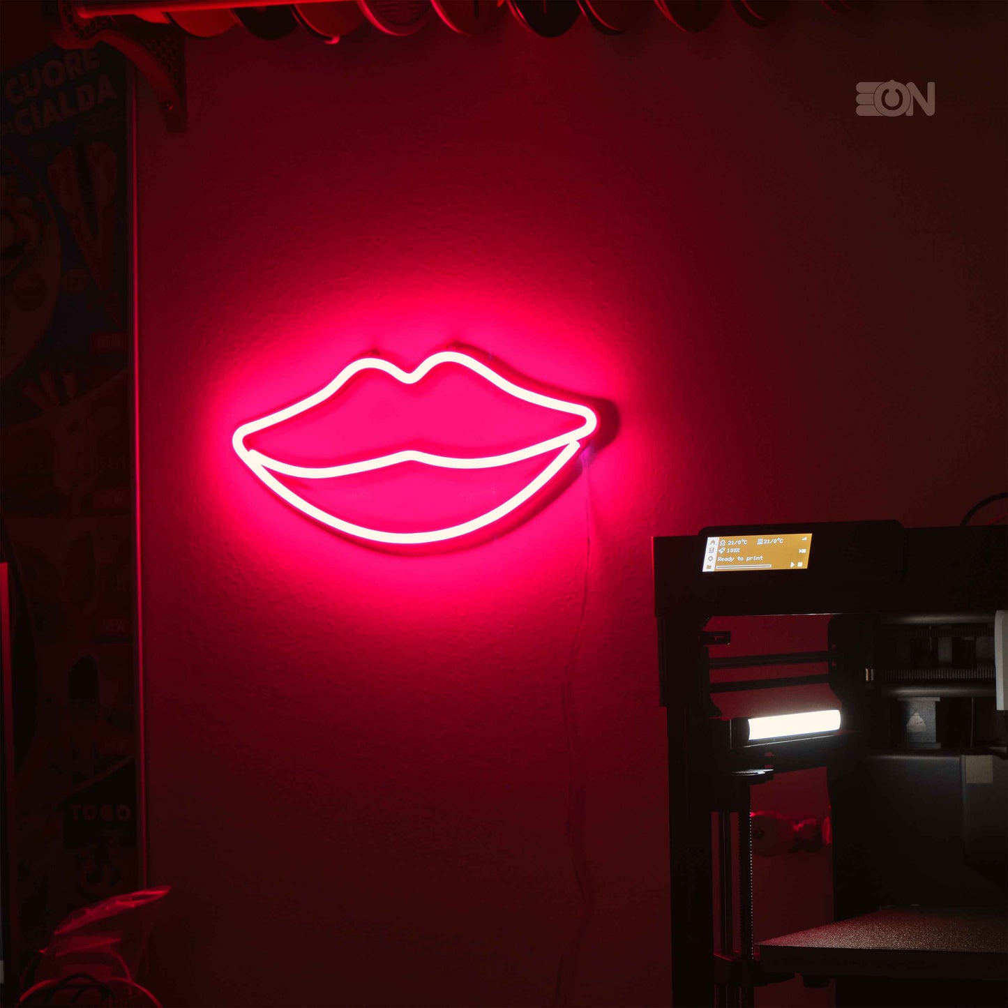 Insegna neon LED appesa al muro, disegno Labbra, base 3D nera con luce rosa