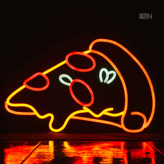 Insegna neon LED accesa, disegno di un pezzo di pizza, base 3D nera con luce arancione, gialla oro, rossa e verde