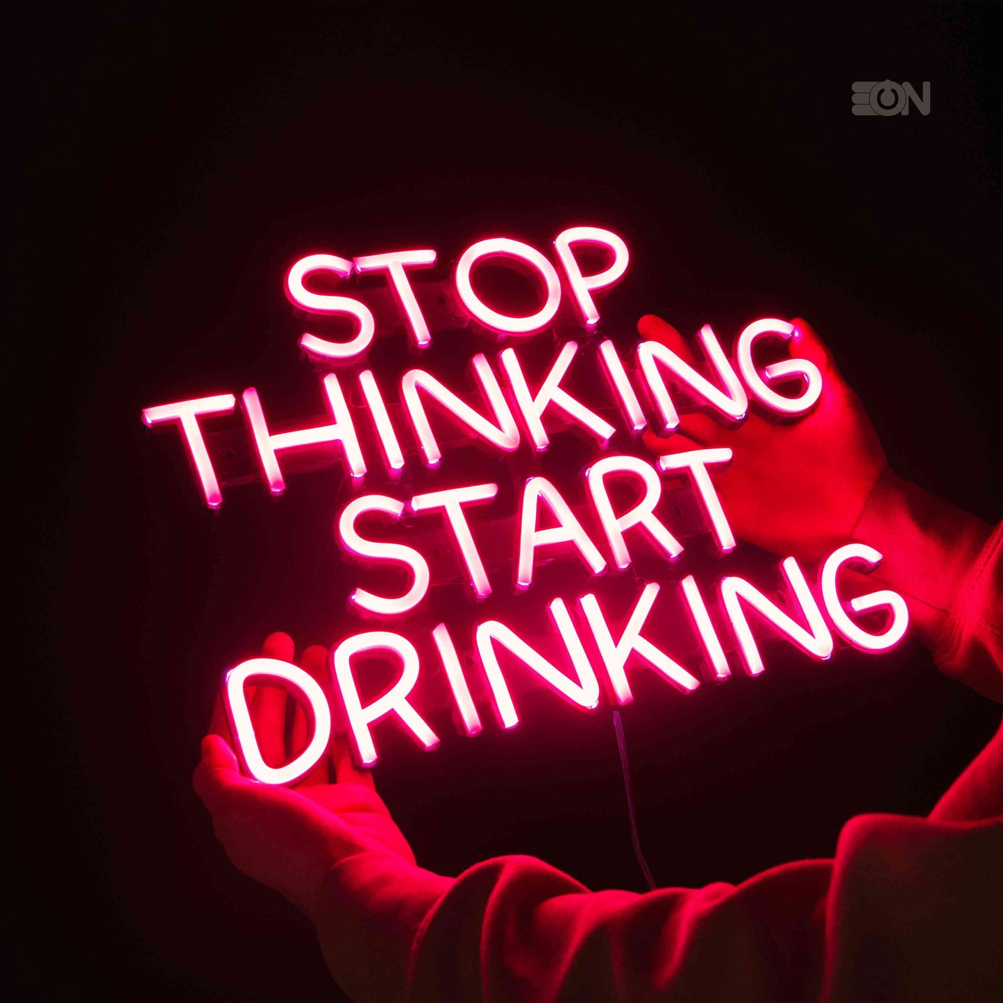Insegna neon LED con scritta "STOP THINKING START DRINKING", base 3D nera, luce rosa